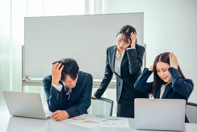 リソース不足で頭を抱える社員