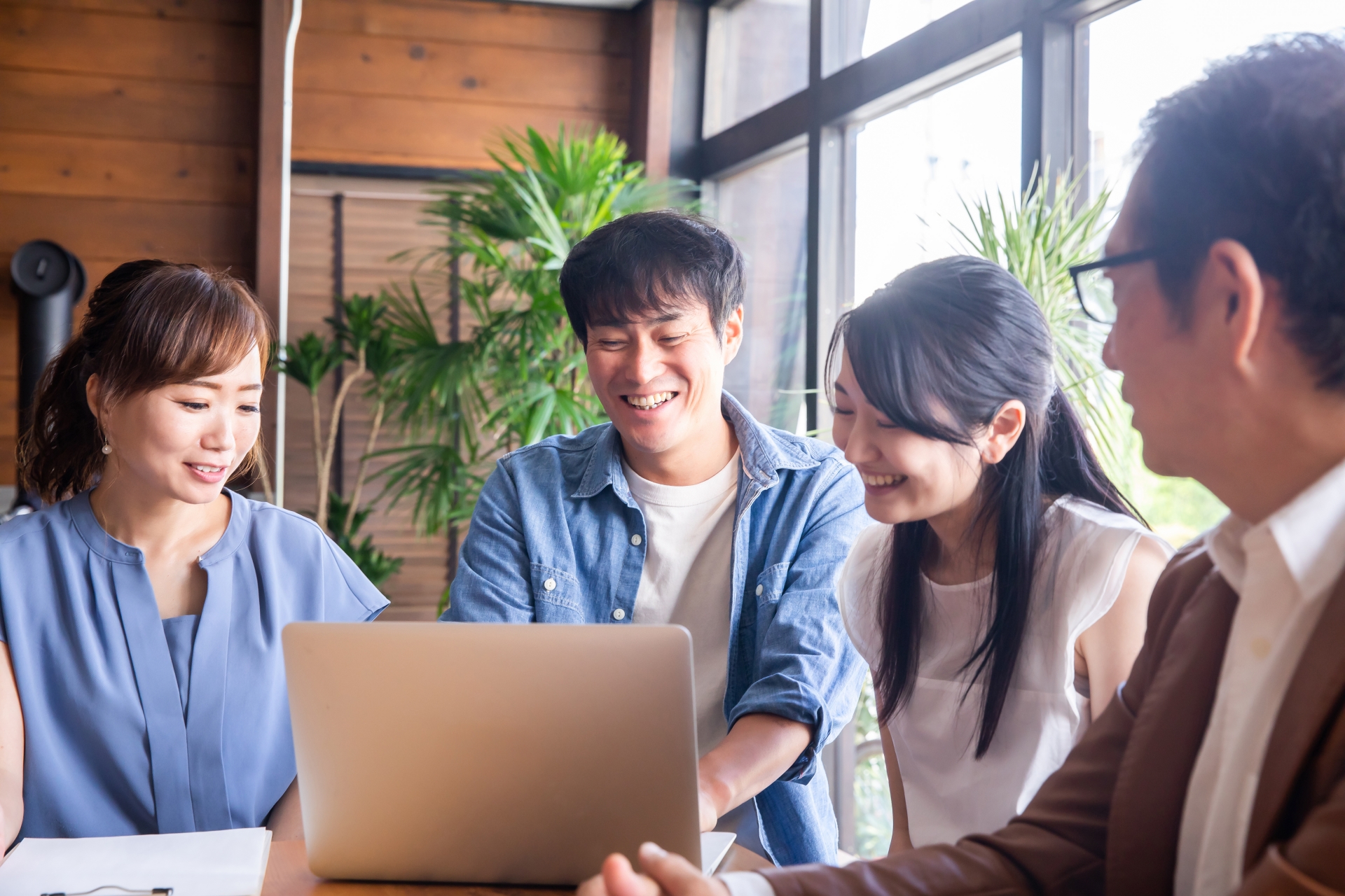 余裕を持って楽しそうにしている社員